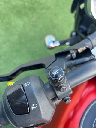 Moto Guzzi V7 Stone Roja y Negra