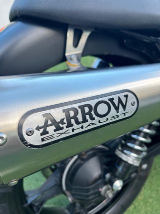 Moto Guzzi V7 Stone Roja y Negra