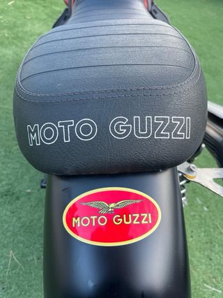 Moto Guzzi V7 Stone Roja y Negra