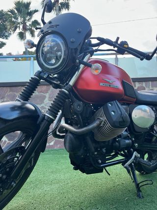 Moto Guzzi V7 Stone Roja y Negra