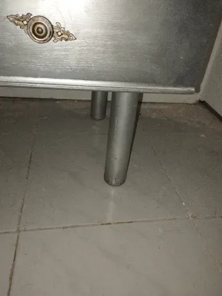 Cómoda restaurada plateada