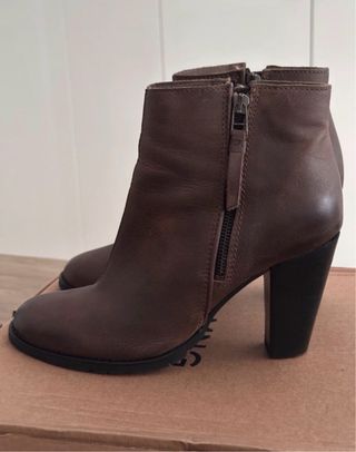 Botines Mango de Piel. Tacón Ancho 9cm. Marron