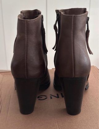 Botines Mango de Piel. Tacón Ancho 9cm. Marron