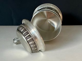 Jarra cerveza estaño con relieve