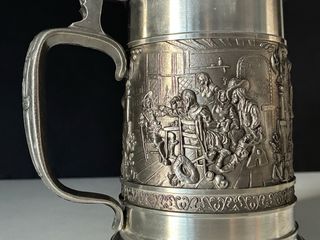 Jarra cerveza estaño con relieve