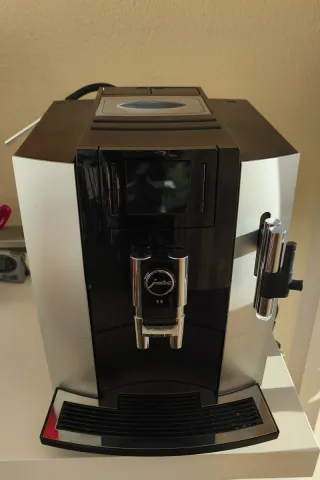 Cafetera JURA E80 Automática.