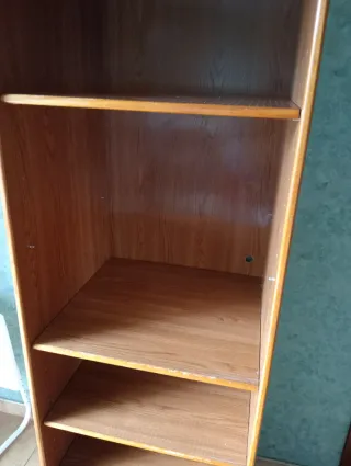 Estantería de madera con ruedas