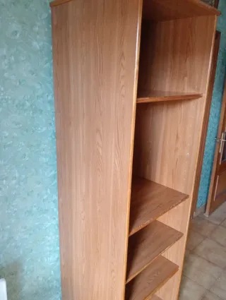 Estantería de madera con ruedas