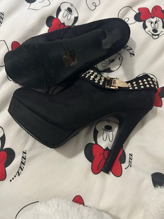 Botines negros con tachuelas y hebilla
