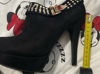 Botines negros con tachuelas y hebilla