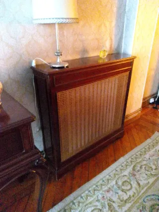 Cubre radiador de madera y ratán