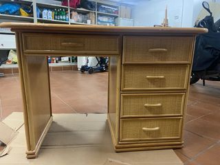 Mesa madera y mimbre con cajonera