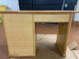 Mesa madera y mimbre con cajonera