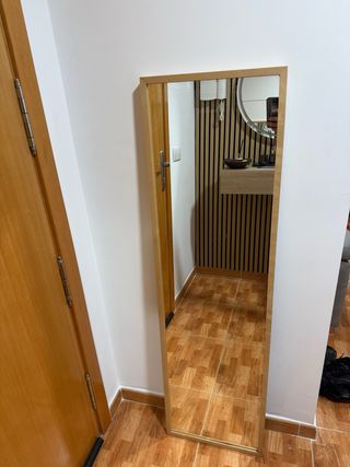 Due specchi in legno nuovi