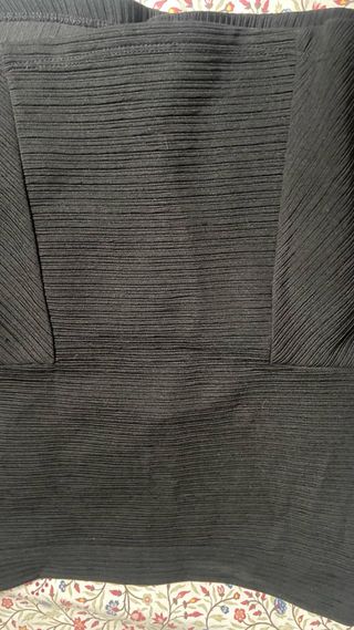 Falda negra con textura Aunque pone talla M, es 36