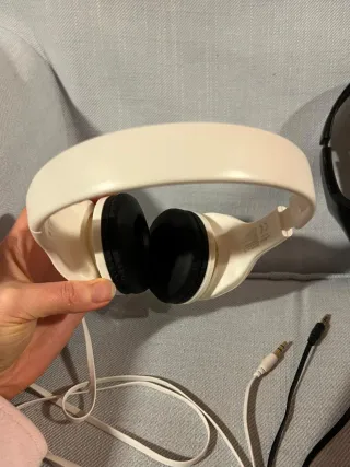 2 Cuffie con filo Bianche e Nere. Nuove