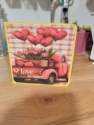 Postal hecha a mano con corazones y camión