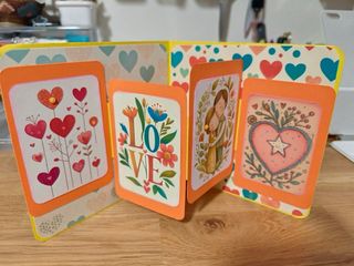 Postal hecha a mano con corazones y camión