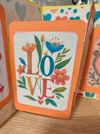 Postal hecha a mano con corazones y camión