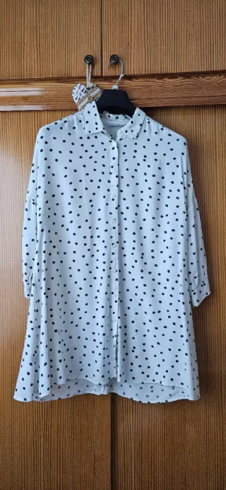 Vestido camisero de topitos