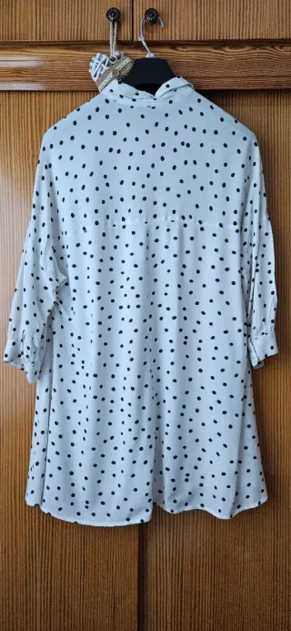 Vestido camisero de topitos