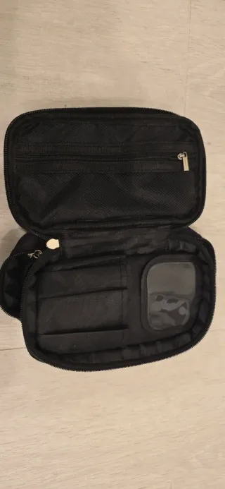 Bolsa de maquillaje acolchada negra