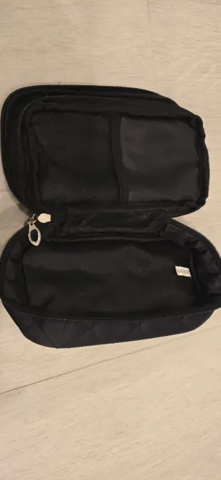 Bolsa de maquillaje acolchada negra