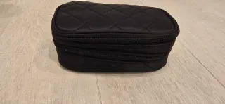 Bolsa de maquillaje acolchada negra