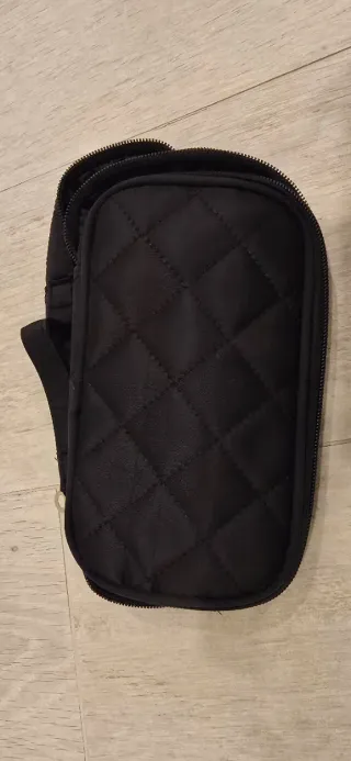 Bolsa de maquillaje acolchada negra