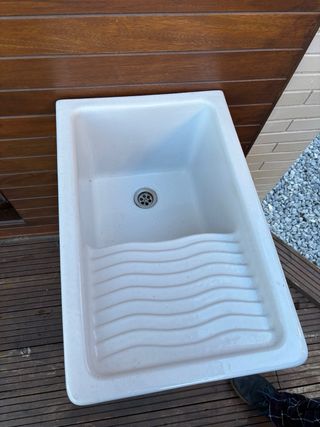 Pila de lavar blanca