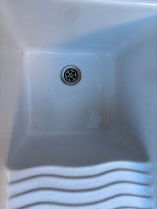 Pila de lavar blanca