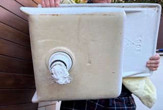 Pila de lavar blanca