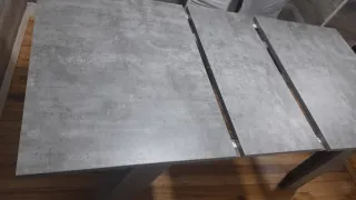 Mesa comedor extensible gris y blanco