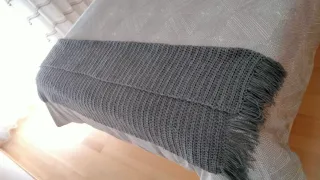 Cojines y pie de cama gris