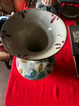 Jarrón de cerámica pintado a mano