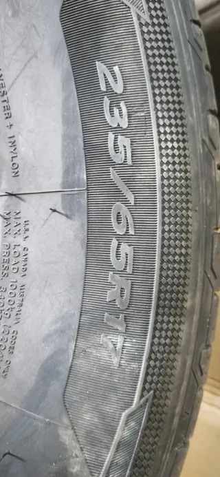 Neumáticos de coche 100 euros los 2 neumáticos 235