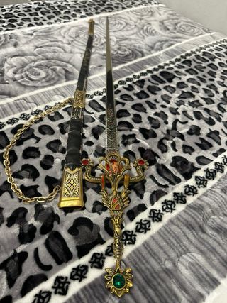 Espada decorativa con detalles dorados