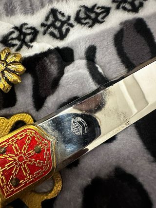 Espada decorativa con detalles dorados