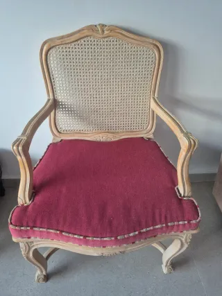 4 Sillas de madera y ratán con cojines 95 euros/u