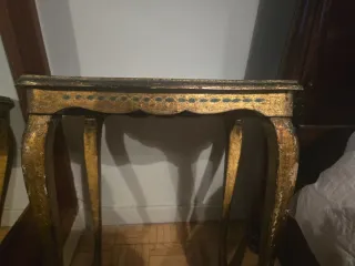 Mesita auxiliar dorada con detalles