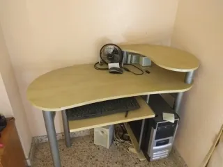 Escritorio de madera y metal