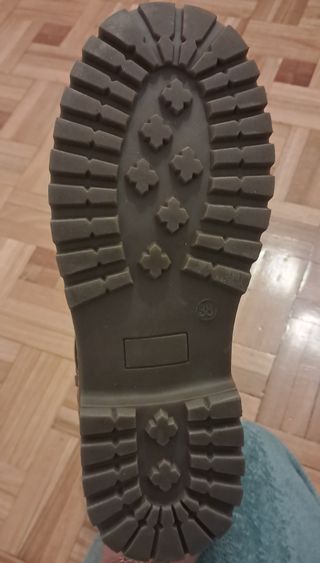 Botas marrones con hebillas y estrellas