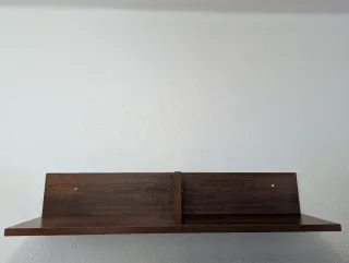 Estantería de madera marrón