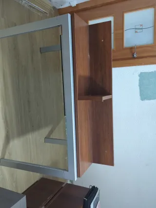 Estantería de madera marrón