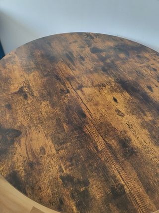 Mesa redonda laminada con patas metálicas