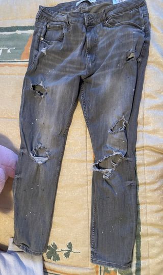 Jeans hombre grises rotos