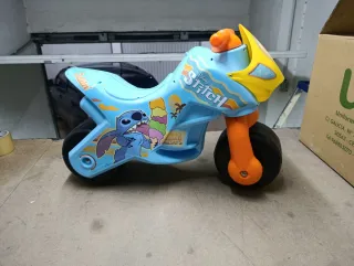 Moto infantil Disney Stitch azul y naranja