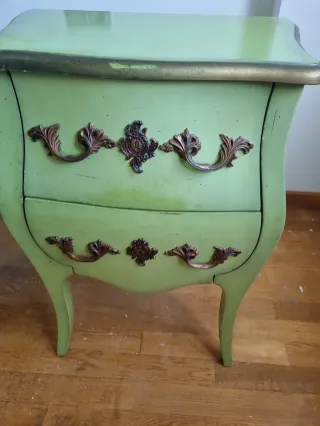 Mesita de noche Rebaja cómoda con detalles dorados