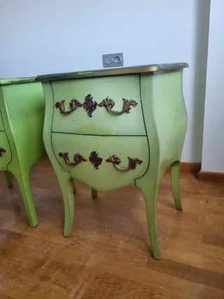 Mesita de noche Rebaja cómoda con detalles dorados