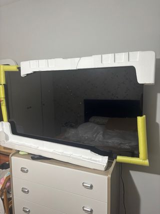 Tele LG Negra con golpe lateral.